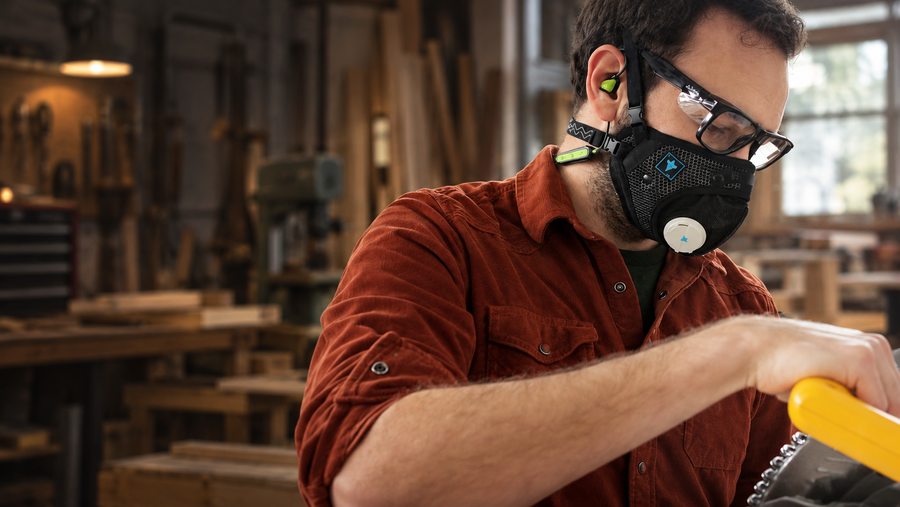 Trabajador con RZM3 y gafas de seguridad